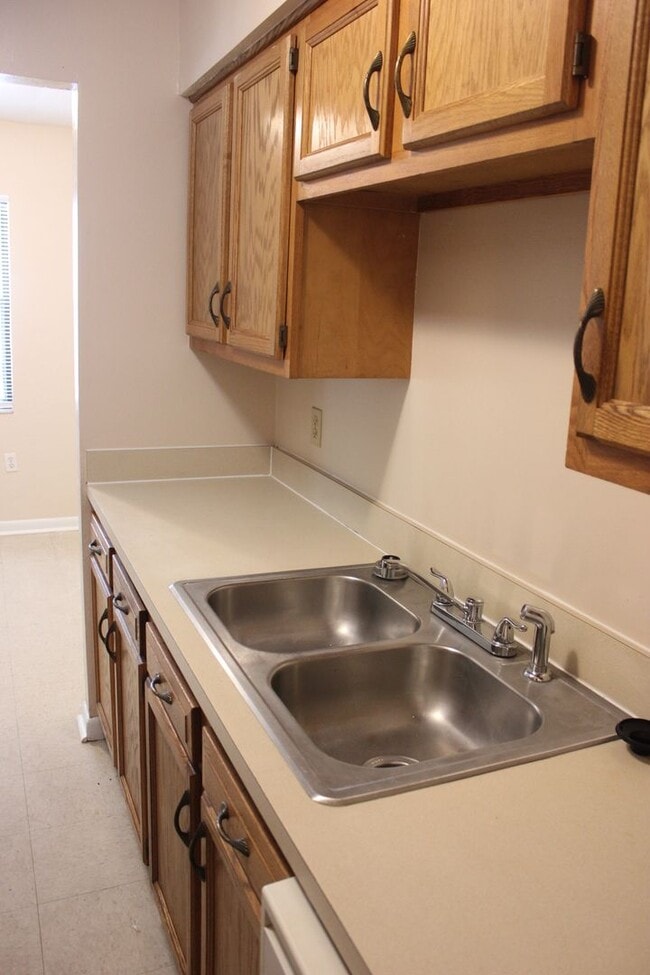 Building Photo - 2 bedroom 1 Bathroom in Tower Oaks
