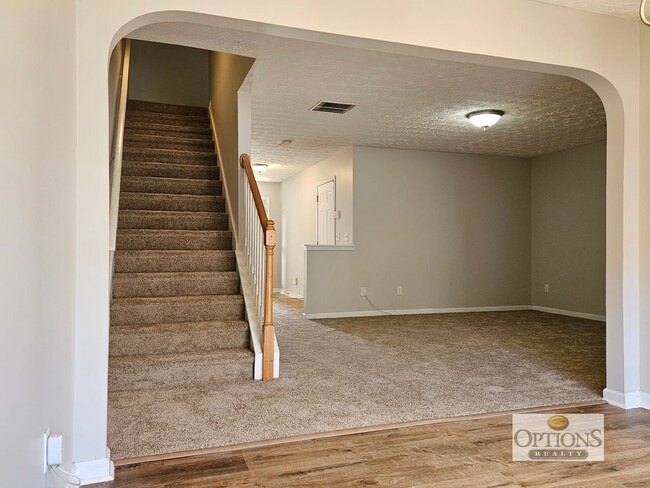 Building Photo - 3BR Townhouse