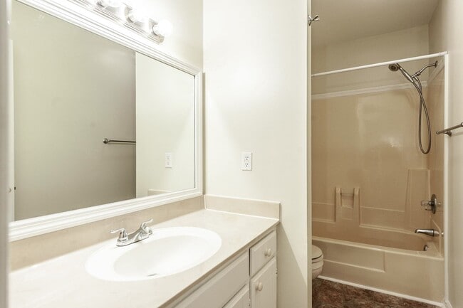 Building Photo - Charming Townhome