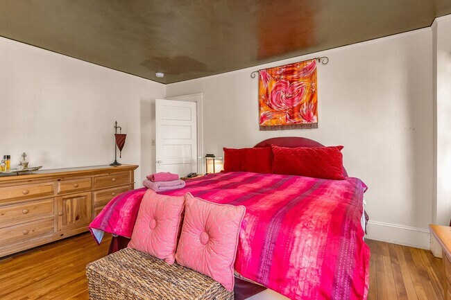 Building Photo - 160 Wibird St