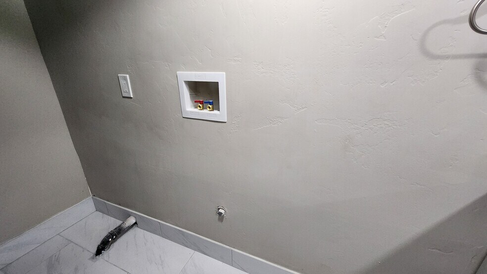 Building Photo - 920 W 600 N