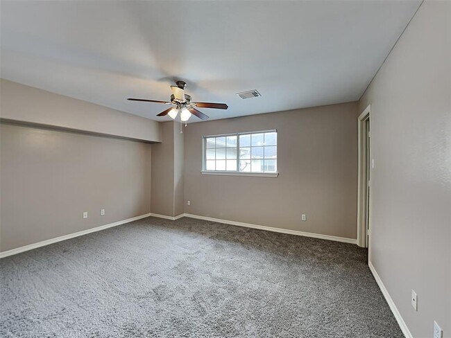 Building Photo - 2865 Westhollow Dr
