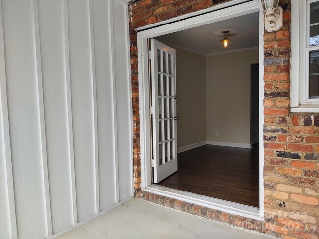 Building Photo - 910 McAlway Rd