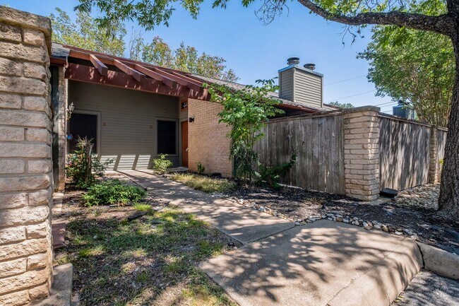 Building Photo - Lovely 1 Bedroom, 1 Bath Condo in South Lamar