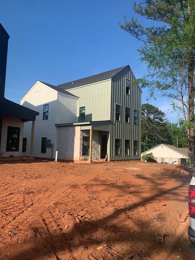 Primary Photo - Awesome New Construction 5BR House Close t...