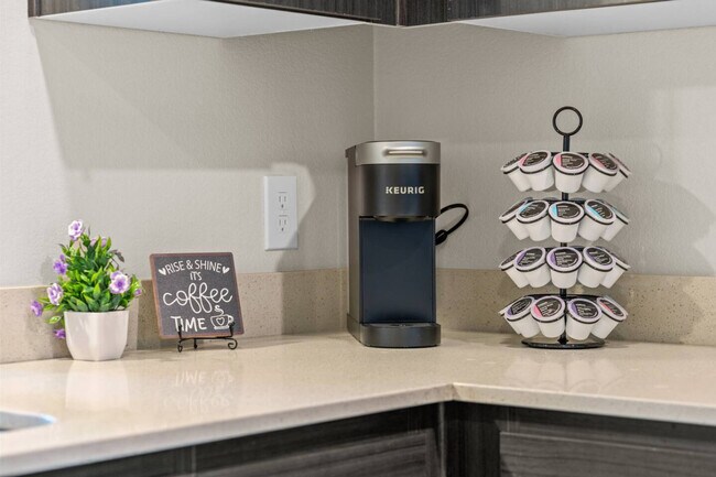 Building Photo - 711 W Broadway Rd