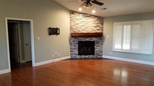 Building Photo - 2108 Cherokee Dr