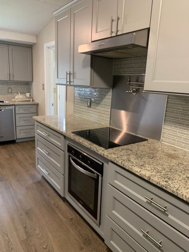 Building Photo - LIVE ON THE LAKE!!