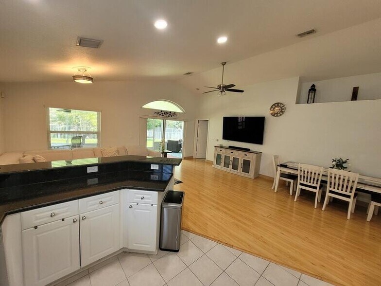 Building Photo - 10674 Oak Bend Way