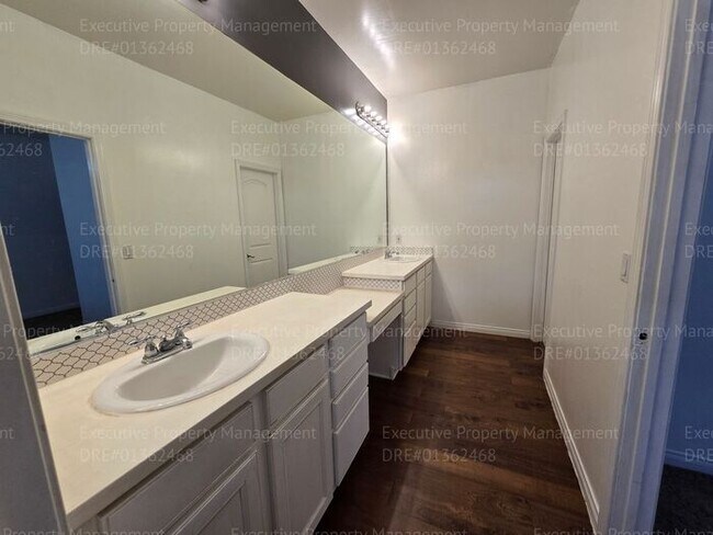 Building Photo - 3 bedroom/ 2.5 bathroom 2 story home.