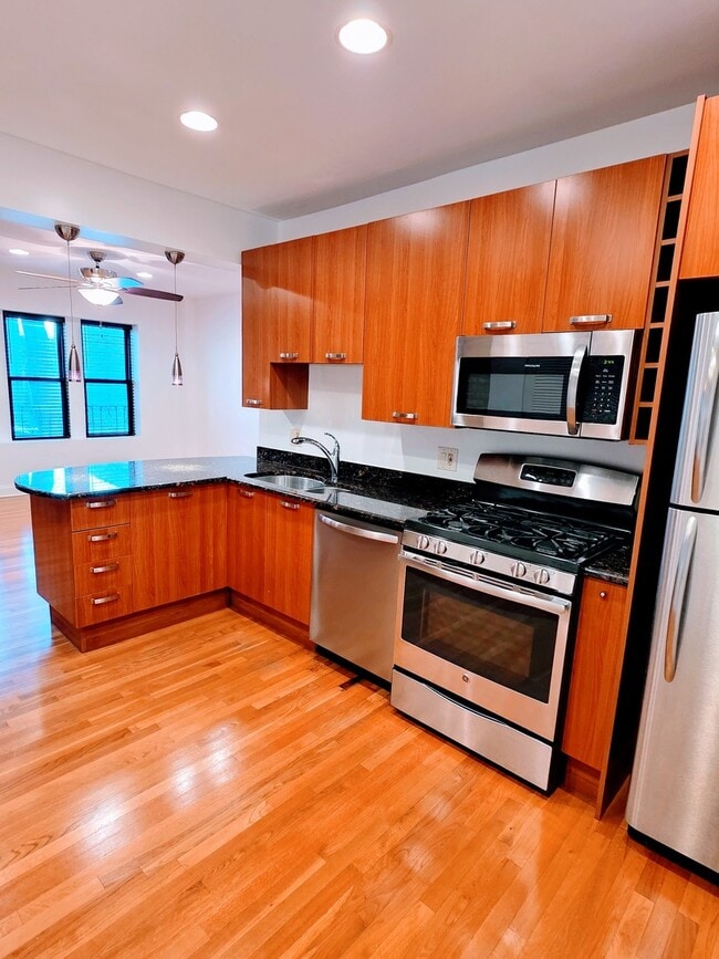 Building Photo - 2544 W Hollywood Ave