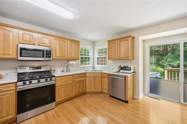 Building Photo - 724 Bush Dr