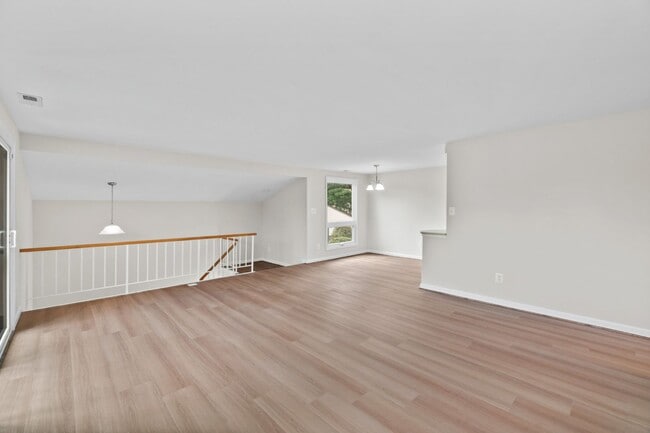 Building Photo - Condo in Woodside Square. 3Br / 1Ba Renovated. Garage.