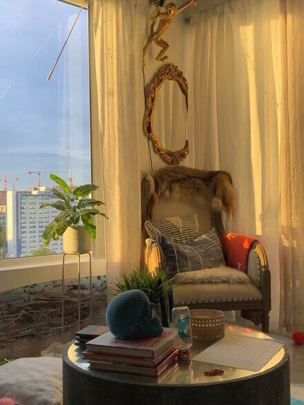 Building Photo - 10 SW South River Dr