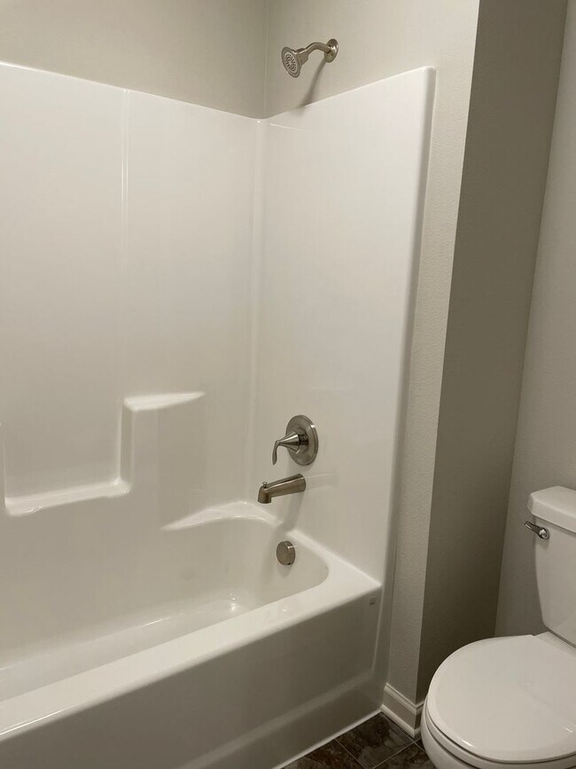 Building Photo - Lovely 4 Bed 2.5 Bath Home! Located near t...