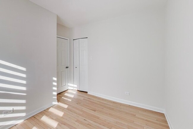 Building Photo - 1 W Oak Ave