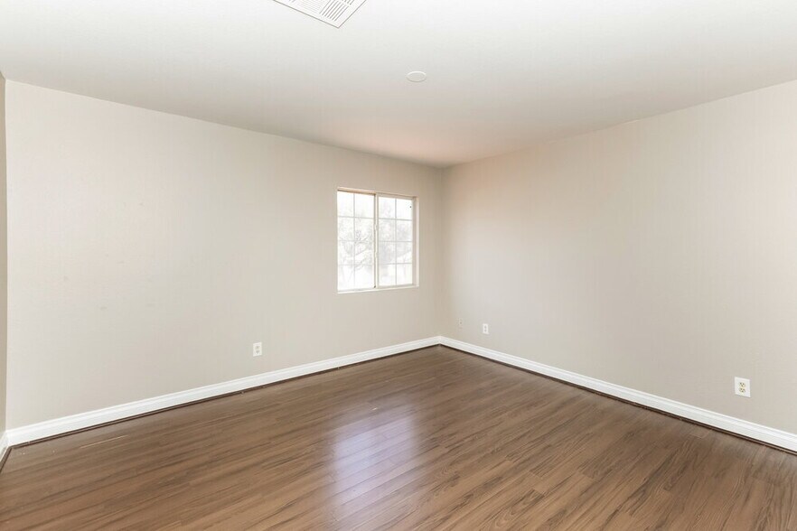 Building Photo - 1026 Cliffbrook Hedge Ave