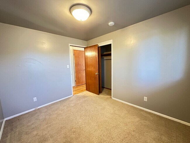Building Photo - Northwest Area 3 Bedroom 2 Bath Rancher