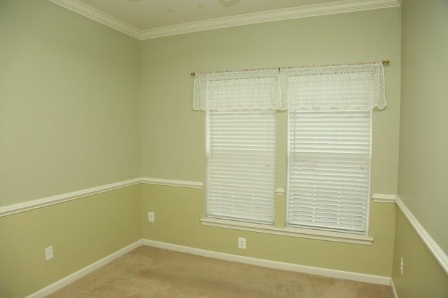 Building Photo - 4 Bedroom Townhouse on Abington Drive