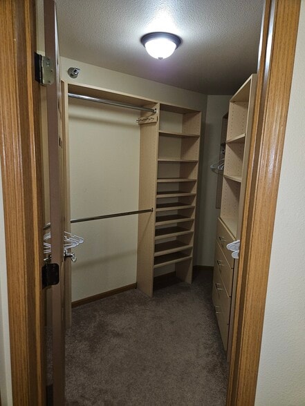Primary closet - 4984 Service Dr
