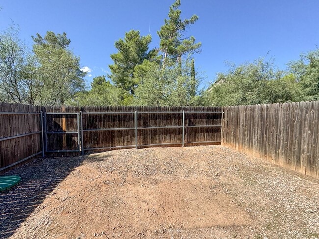 Building Photo - FOUR-PLEX SINGLE LEVEL APARTMENT - CLARKDALE