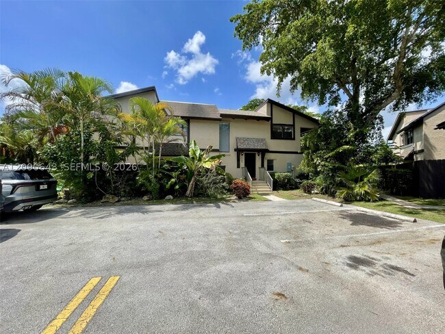 Building Photo - 2160 Bayberry Dr
