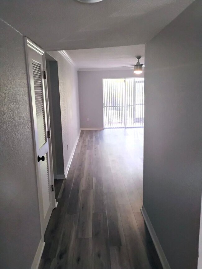 Building Photo - Charming 2-Bed/1-Bath First-Floor Condo in Gated Sarasota Community!