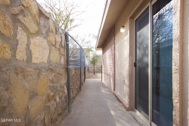 Building Photo - 3311 Catherine Ann Dr