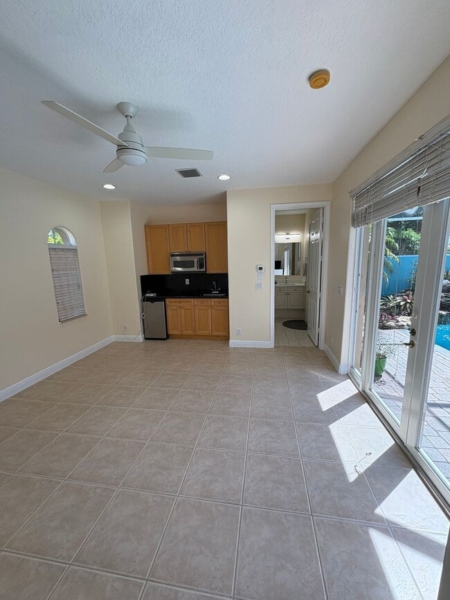 Building Photo - Spacious 3/3.5 3 car garage home in Palm City