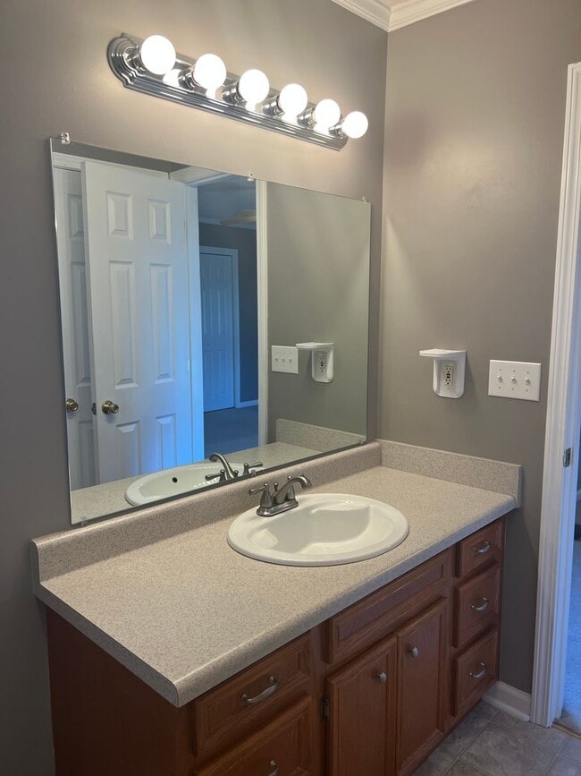 Building Photo - 3 Bedroom 3 Bathroom House with an Office.  Available Now!