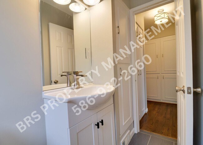 Building Photo - Move-In Ready 2BD Apt – Walk to Downtown R...