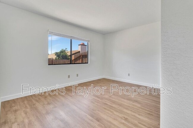 Building Photo - 2182 Firethorn Glen