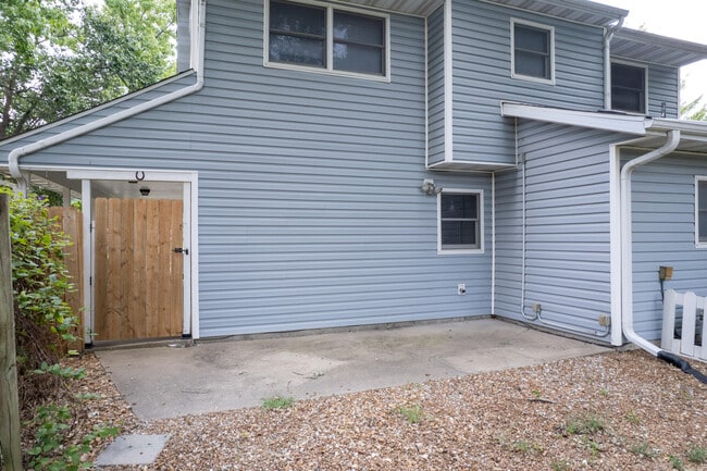 Building Photo - 2701 Poppy Way