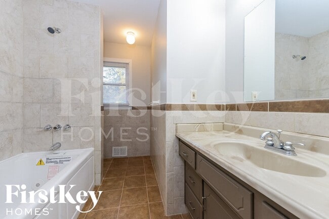 Building Photo - 909 NE 81st St