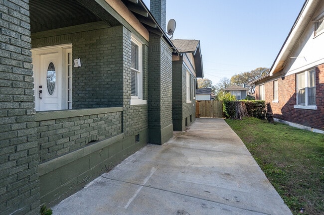 Building Photo - 3BR SFR with Washer/Dryer In Unit & Fenced Backyard in Midtown