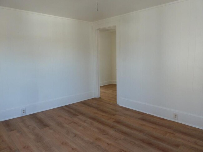 Building Photo - 118-120 W 6th St