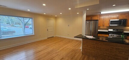 Building Photo - Spacious 1-Bedroom Townhouse in Scenic Area