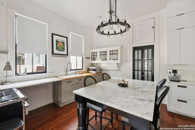 Building Photo - HISTORIC CHARM IN KING WILLIAM