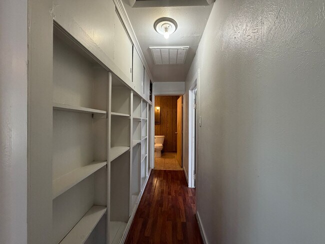 Building Photo - 200 Clemmer St