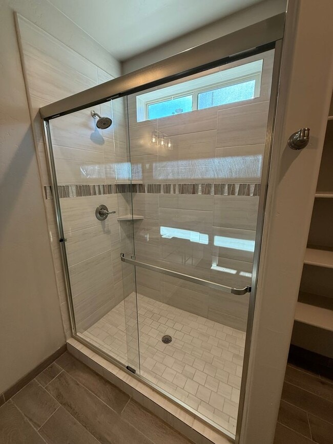 Building Photo - Modern 3 Bed, 2 Bath Home