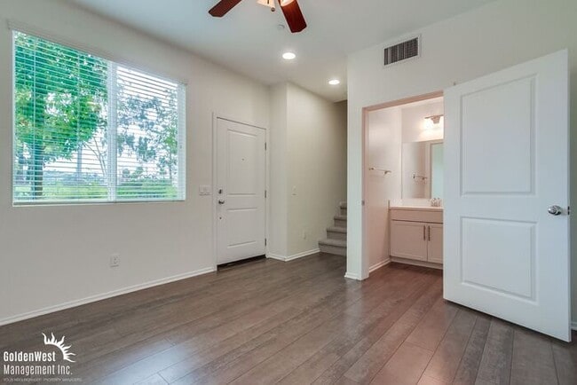 Building Photo - Stylish 3Bdm 4Ba Townhome with Chef’s Kitc...