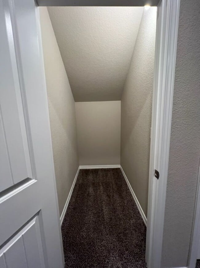 Building Photo - 5 Bedroom Home Close to Downtown Monument!!