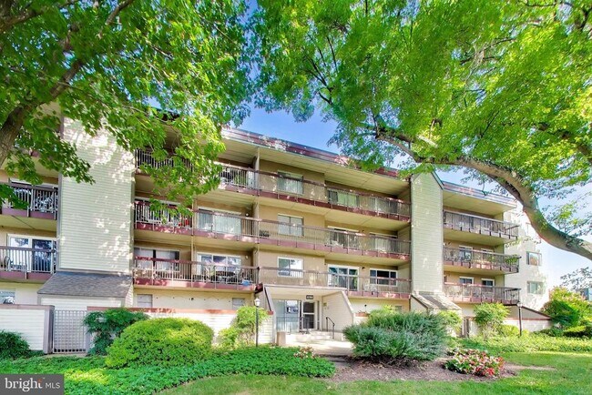 Building Photo - 10300 Westlake Dr