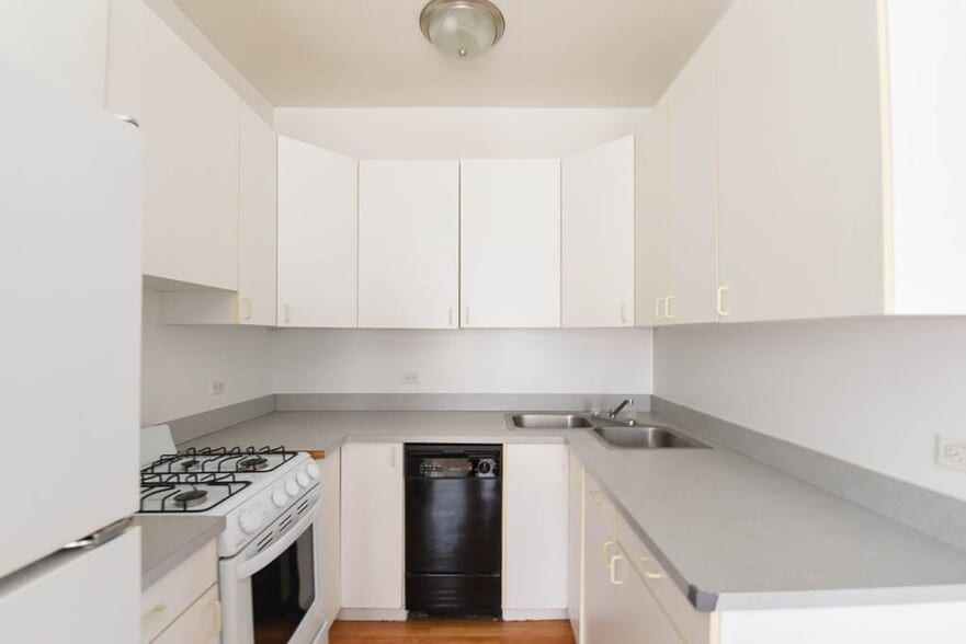 Building Photo - 821 W Waveland Ave