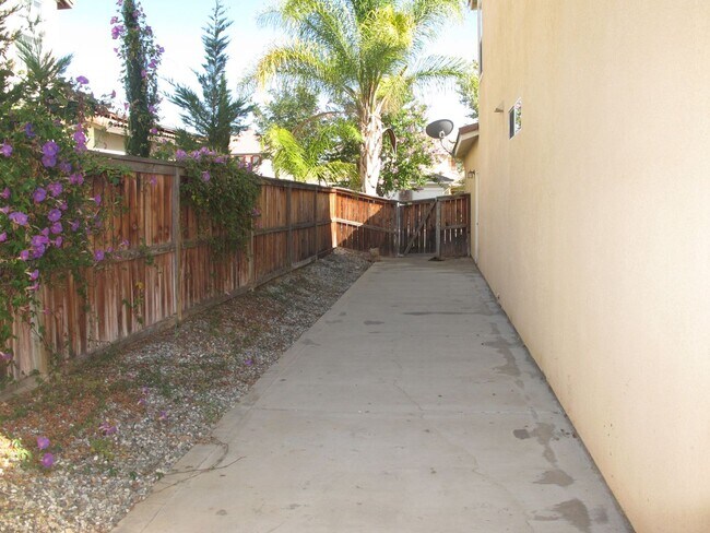 Building Photo - Four Bedroom Three Bathroom Home in Murrieta!