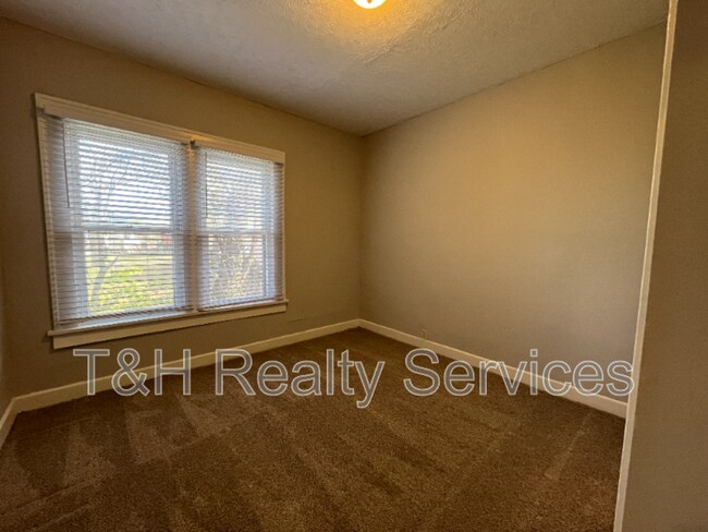 Building Photo - 5956 E Beechwood Ave