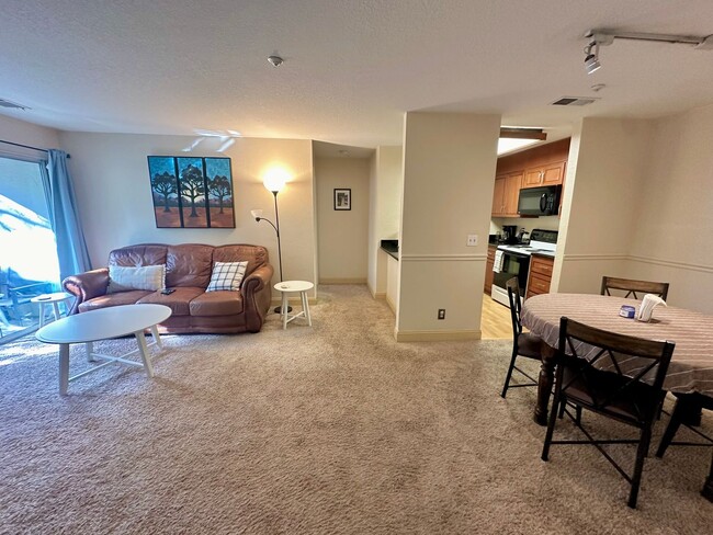 Building Photo - Two Bedroom Two Bath Condo Available in Wa...