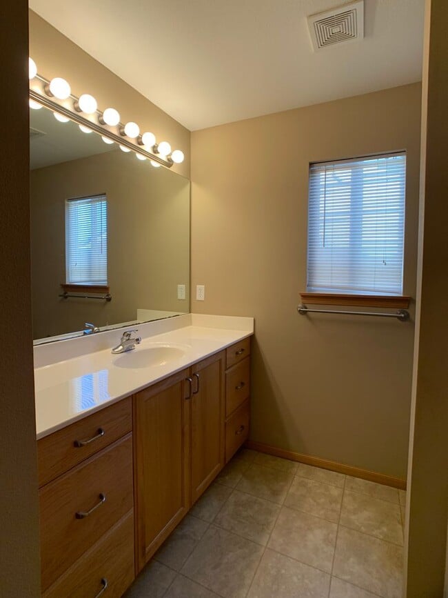 Building Photo - WEST SIDE OF MANHATTAN! FENCED BACKYARD!