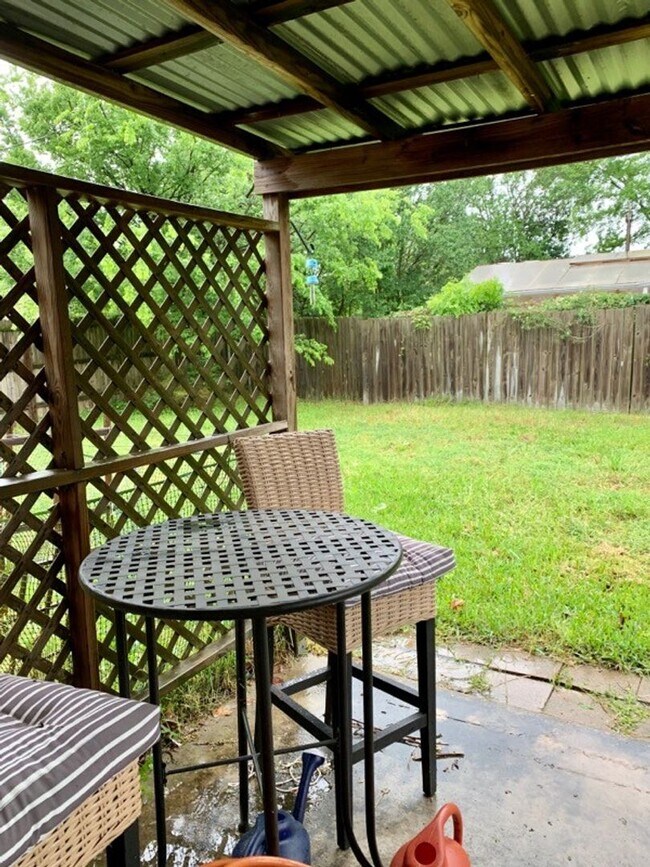 Building Photo - Bryan - 3 Bedroom - 2 Bath -1 vehicle garage - Fenced in back yard - House.