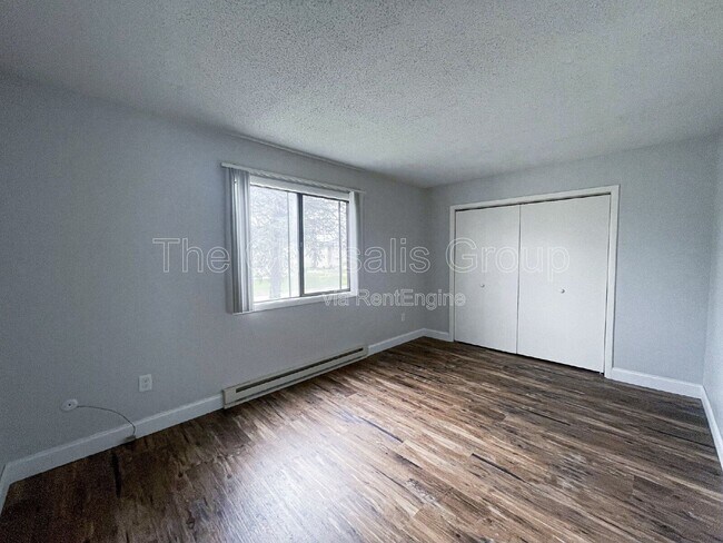 Building Photo - 2402 Marquette Rd